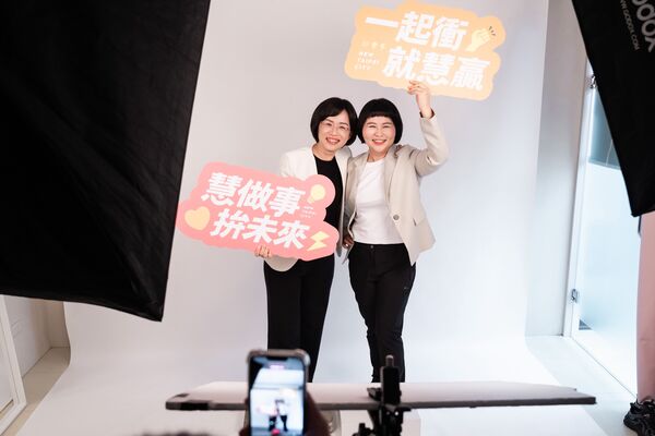 ▲▼民進黨新北市長參選人、立委蘇巧慧15日、16日連續兩天率領民進黨新北市議員參選人拍攝合體定裝照。（圖／蘇巧慧辦公室提供）