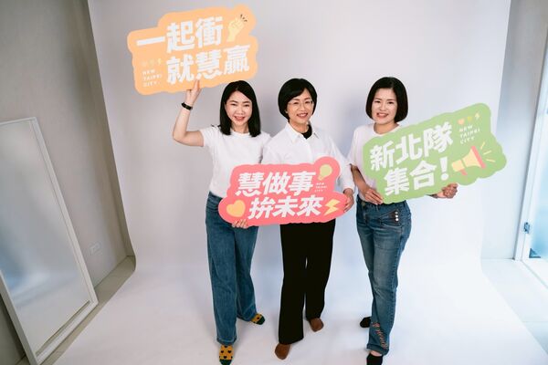 ▲▼民進黨新北市長參選人、立委蘇巧慧15日、16日連續兩天率領民進黨新北市議員參選人拍攝合體定裝照。（圖／蘇巧慧辦公室提供）