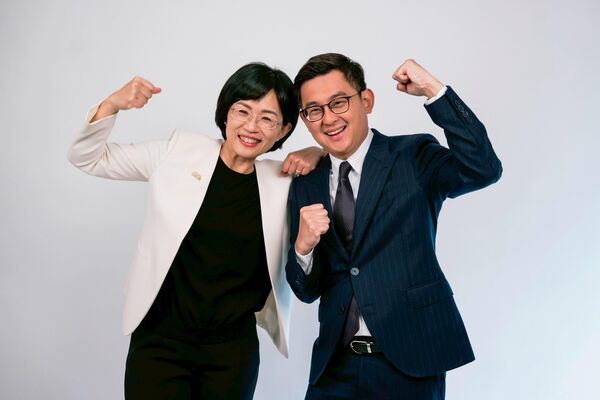 ▲▼民進黨新北市長參選人蘇巧慧與議員卓冠廷拍定裝照。（圖／翻攝自Facebook／卓冠廷）
