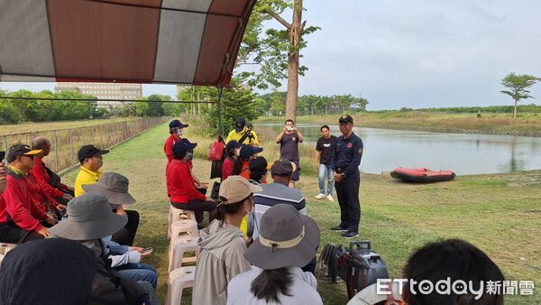 ▲南消六大隊結合安南區公所辦理操筏演練，強化汛期應變能力。（記者林東良翻攝，下同）