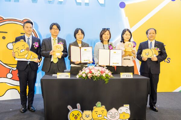 ▲長隆實業於與韓國Kakao Friends品牌進行授權簽署典禮。左起中小企業信保基金總經理郭裕信、駐台北韓國代表部代理代表高尚郁、Kakao Friends總經理安雪、長隆實業董事長陳淑鳳、經濟部商業發展署署長蘇文玲、外貿協會秘書長王熙蒙。(圖／貿協提供）