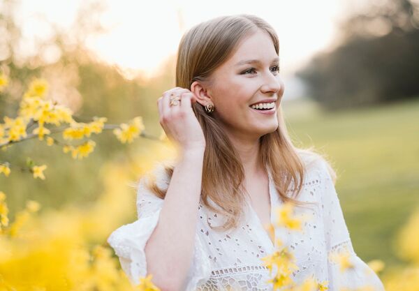 比利時艾蕾諾爾公主迎來18歲生日，王室釋出多張全新美照，氣質清新自然。（翻攝X@MonarchieBe）