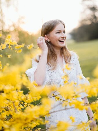 艾蕾諾爾在花叢中拍照，清新自然。（翻攝自比利時王室IG）