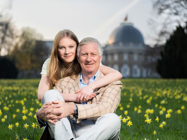 18歲的艾蕾諾爾公主與爸爸菲利普國王，重現10年前的經典合影。（翻攝X@MonarchieBe）