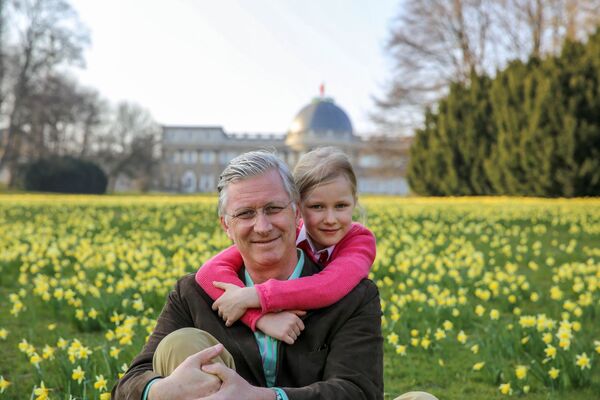 2016年，8歲的艾蕾諾爾公主與父親菲利普國王在花園合影，畫面溫馨。（翻攝X@MonarchieBe）