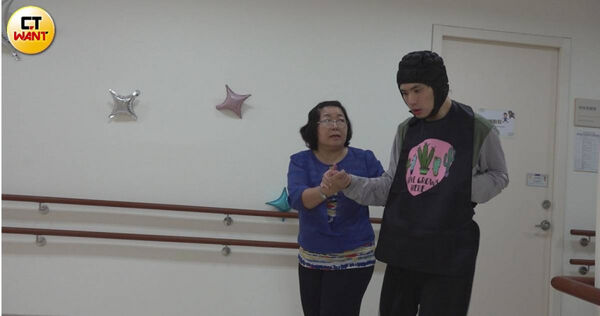 彭小姐在丈夫過世後一人拉拔一對兒女長大，照顧重障的兒子。（圖／本刊攝影組）