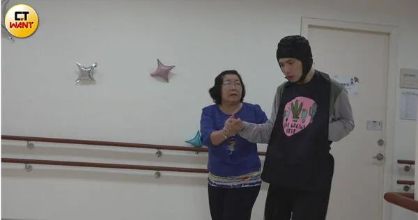 彭小姐在丈夫過世後一人拉拔一對兒女長大，照顧重障的兒子。（圖／本刊攝影組）