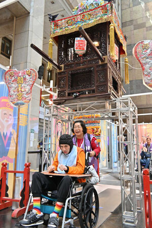 彭小姐推著兒子一起鑽轎底，事後她也開心表示，第一次體驗這樣的活動，真的非常感謝基金會。（圖／唐氏症基金會提供）