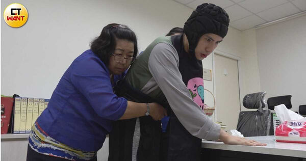 彭小姐去年扶兒子回家的過程中，不慎與兒子一起從樓梯摔落，因此萌生想換住電梯華廈的念頭，卻因此遭詐600萬元。（圖／本刊攝影組）