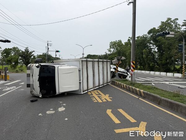 ▲崁頂鄉屏187線與屏68線路口車禍。（圖／記者陳崑福翻攝）