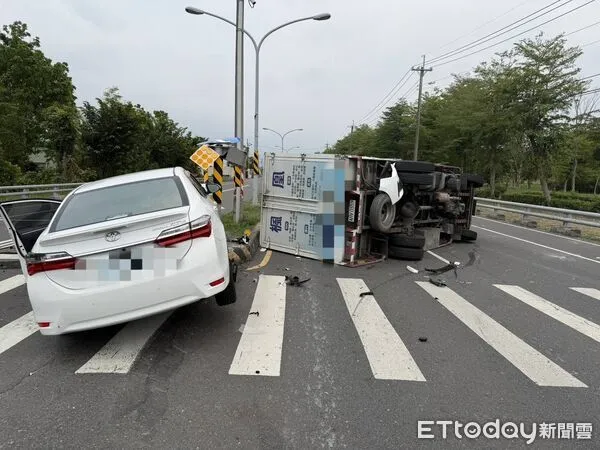 ▲崁頂鄉屏187線與屏68線路口車禍。（圖／記者陳崑福翻攝）