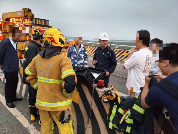 ▲台61線伸港段發生槽車翻覆化學毒物外洩。（圖／民眾提供 翻攝自彰化踢爆網）