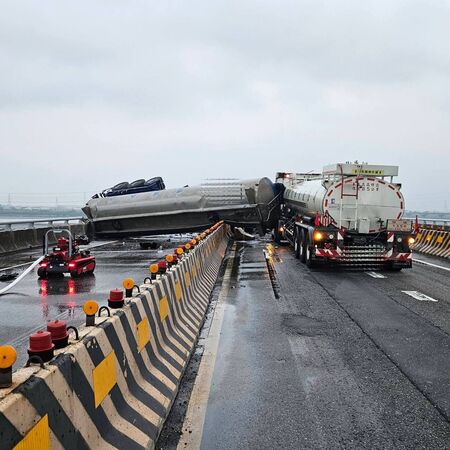▲台61線伸港段發生槽車翻覆化學毒物外洩。（圖／民眾提供 翻攝自彰化踢爆網）