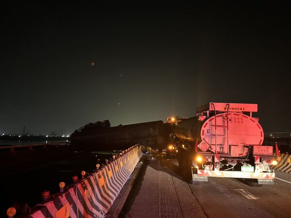 ▲台61線伸港段發生槽車翻覆化學毒物外洩。（圖／民眾提供 翻攝自彰化踢爆網）