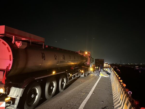 ▲台61線伸港段發生槽車翻覆化學毒物外洩。（圖／民眾提供 翻攝自彰化踢爆網）