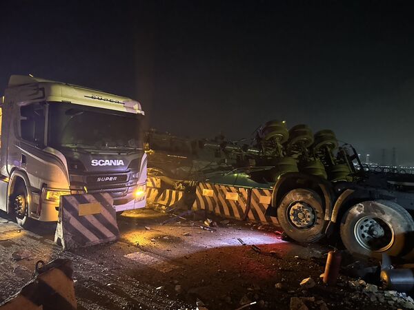 ▲台61線伸港段發生槽車翻覆化學毒物外洩。（圖／民眾提供 翻攝自彰化踢爆網）