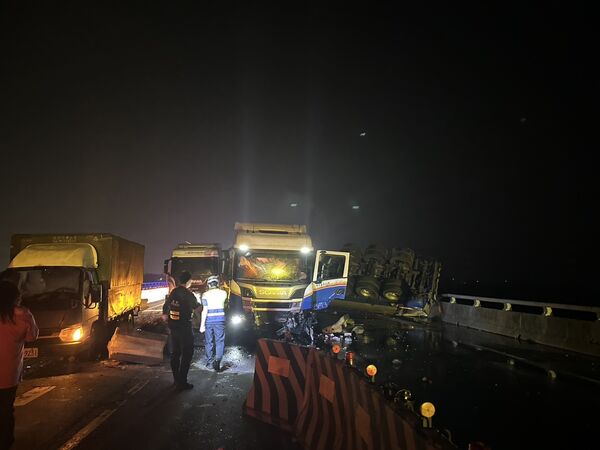 ▲台61線伸港段發生槽車翻覆化學毒物外洩。（圖／民眾提供 翻攝自彰化踢爆網）