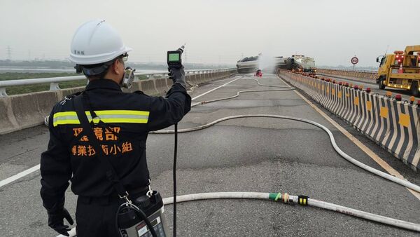 ▲台61線伸港段發生槽車翻覆化學毒物外洩。（圖／民眾提供 翻攝自彰化踢爆網）