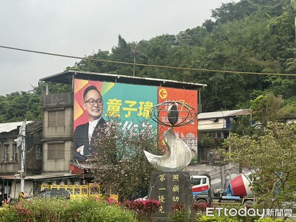 ▲▼基隆市長參選人童子瑋競選看板遭男子塗鴉。（圖／記者郭世賢翻攝）