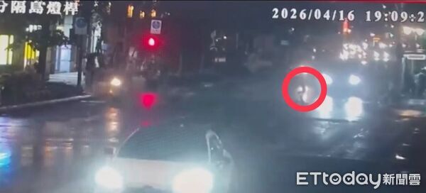 ▲▼▲北市中正區發生死亡車禍，82歲婦人闖紅燈（紅圈）遭撞身亡。（圖／記者邱中岳翻攝）