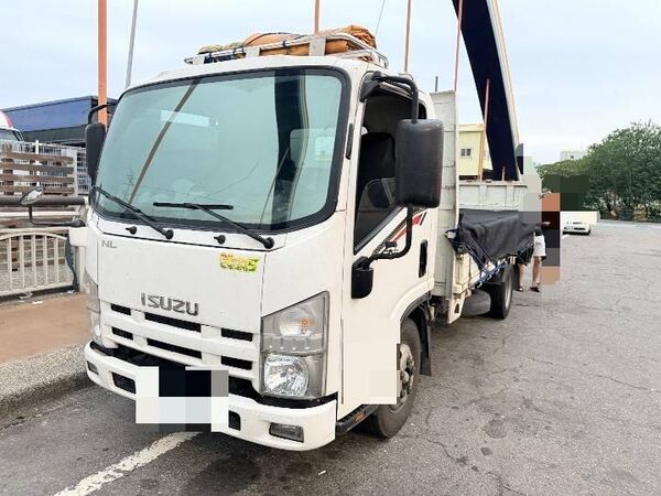 ▲貨車變換車道不慎撞轎車。（圖／國道警方提供）