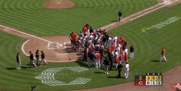 ▲ 比賽結束瞬間爆發火藥味，紅人、巨人球員湧向本壘區對峙，場面一度緊張。             。（圖／截自X）