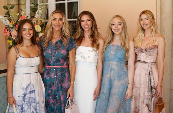 ����ɭ���У��������������ռ��壬���򿨣����𣩡��ٷ��ݡ��������������𣩡�����������ǰ�ɶ�ӭ������ ������ivankatrump IG��