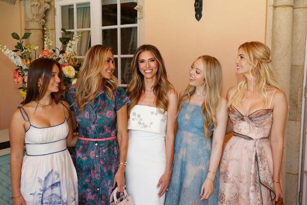 ���ճ���׼���ﱳ��һ�ο�  ����5Ů��ͬ��