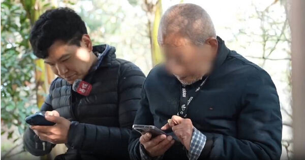 大陸江蘇一名36歲男子俞俊是一名91歲獨居老翁的看護，月薪人民幣5000元（約新台幣22500元），而且主要是陪對方散步、滑手機，偶爾才有清潔問題。（圖／翻攝自微博／荔枝新聞）