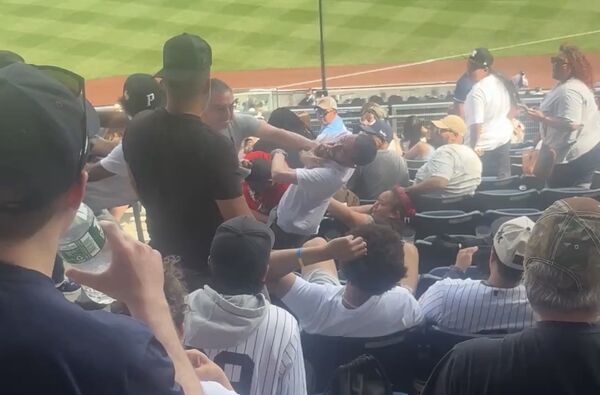 ▲ 洋基球迷打成一團！貝林傑外野直擊傻眼，天使媒體語帶調侃         。（圖／截自X）