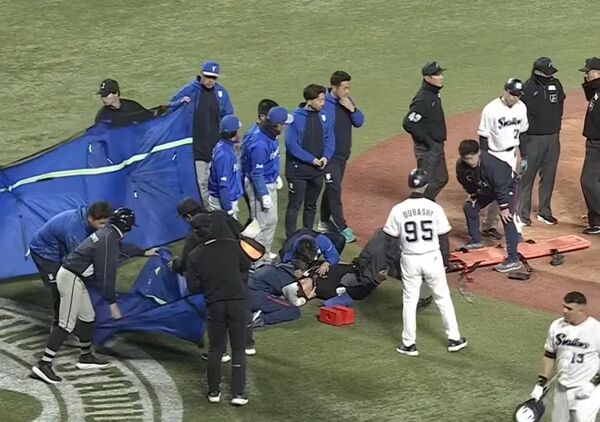 ▲日職驚悚一幕！奧蘇納球棒脫手砸中主審　現場急抬擔架。（圖／DAZN）