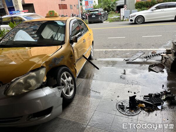 ▲魏女酒駕毒駕撞死婦人，事故現場連撞計程車再衝進麵店騎樓，一片狼藉。（記者林東良翻攝，下同）