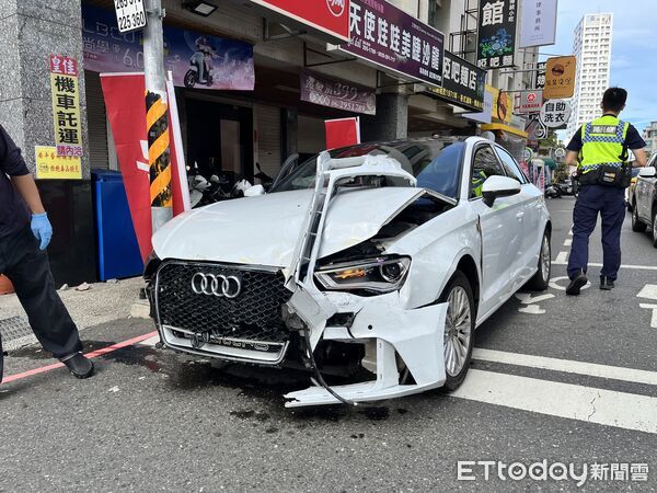▲魏女酒駕毒駕撞死婦人，事故現場連撞計程車再衝進麵店騎樓，一片狼藉。（記者林東良翻攝，下同）