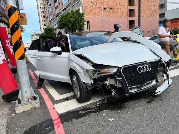 ▲魏女酒駕毒駕撞死婦人，事故現場連撞計程車再衝進麵店騎樓，一片狼藉。（記者林東良翻攝，下同）