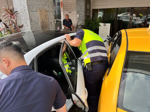 ▲魏女酒駕毒駕撞死婦人，事故現場連撞計程車再衝進麵店騎樓，一片狼藉。（記者林東良翻攝，下同）