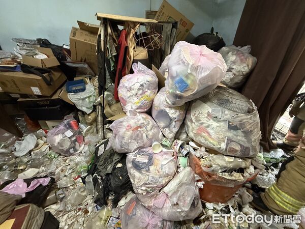 ▲台南市北區民宅火警，屋內堆滿漫畫與雜物宛如小山，在里長協助清理，共清出約2.5公噸垃圾。（記者林東良翻攝，下同）