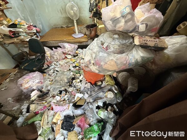 ▲台南市北區民宅火警，屋內堆滿漫畫與雜物宛如小山，在里長協助清理，共清出約2.5公噸垃圾。（記者林東良翻攝，下同）