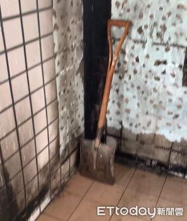 ▲台南市北區民宅火警，屋內堆滿漫畫與雜物宛如小山，在里長協助清理，共清出約2.5公噸垃圾。（記者林東良翻攝，下同）