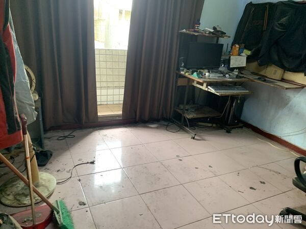 ▲台南市北區民宅火警，屋內堆滿漫畫與雜物宛如小山，在里長協助清理，共清出約2.5公噸垃圾。（記者林東良翻攝，下同）
