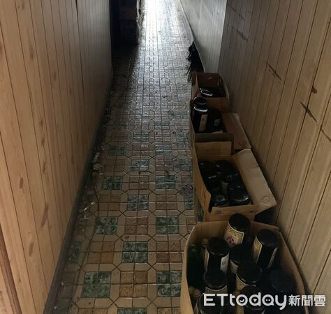 ▲台南市北區民宅火警，屋內堆滿漫畫與雜物宛如小山，在里長協助清理，共清出約2.5公噸垃圾。（記者林東良翻攝，下同）