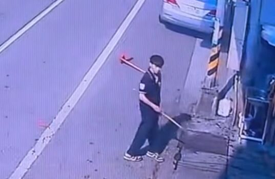 ▲正在路邊掃地的男子，畚斗遭BMW飛快撞飛。（圖／翻攝自threads／peral314授權提供）