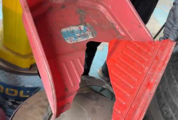 ▲正在路邊掃地的男子，畚斗遭BMW飛快撞飛破裂。（圖／民眾提供）