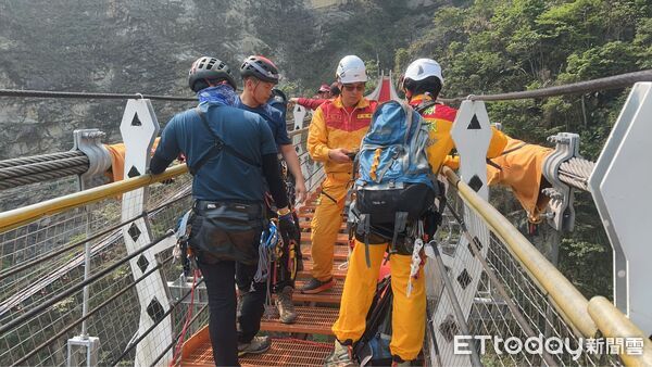▲▼     雙龍吊橋墜橋輕生，警義消暗夜馳援        。（圖／記者高堂堯翻攝）