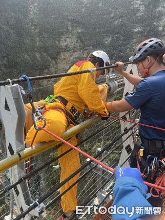▲▼     雙龍吊橋墜橋輕生，警義消暗夜馳援        。（圖／記者高堂堯翻攝）