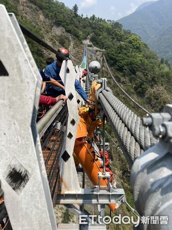 ▲▼     雙龍吊橋墜橋輕生，警義消暗夜馳援        。（圖／記者高堂堯翻攝）