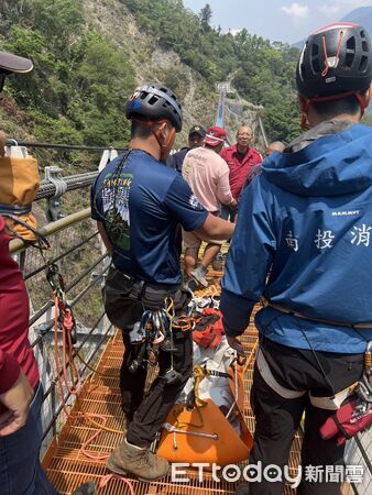 ▲▼     雙龍吊橋墜橋輕生，警義消暗夜馳援        。（圖／記者高堂堯翻攝）