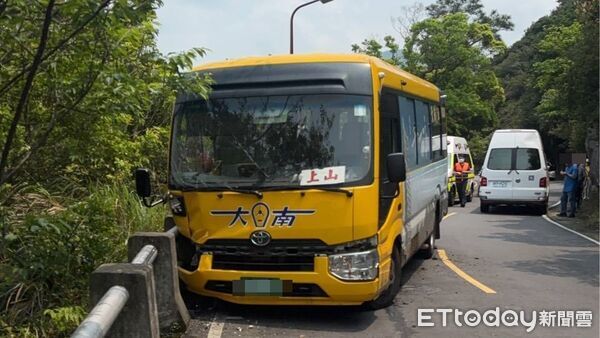 ▲北投公車打滑撞護欄，9人受傷。（圖／記者黃彥傑翻攝）