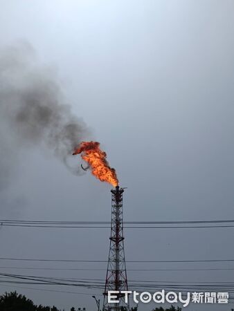 ▲▼ 快訊／高雄林園中油新三輕燃燒塔大火狂竄　民眾嚇壞  。（圖／記者賴文萱翻攝）