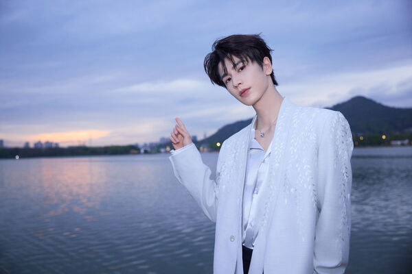 ▲▼離張凌赫最近的一次！深圳商場驚見「夜排人龍」。（圖／翻攝自微博）