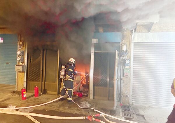 ▲桃園市大溪區介壽路民宅昨天深夜傳出大火，警消迅速到場灌救。（圖／桃園市消防局第四大隊提供）